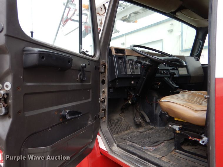 image for item LU9746 1994 International 4900  ladder fire truck