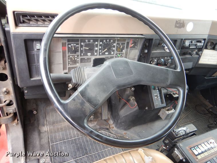 image for item LU9746 1994 International 4900  ladder fire truck