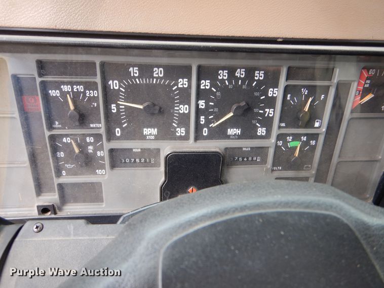 image for item LU9746 1994 International 4900  ladder fire truck