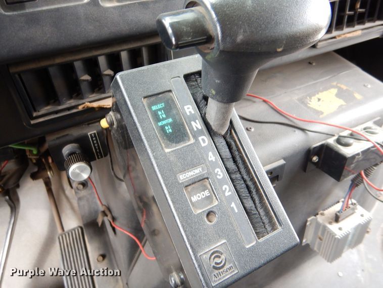 image for item LU9746 1994 International 4900  ladder fire truck