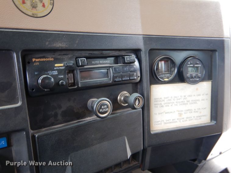 image for item LU9746 1994 International 4900  ladder fire truck