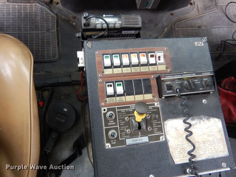 image for item LU9746 1994 International 4900  ladder fire truck