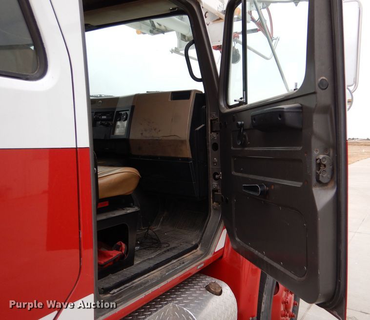 image for item LU9746 1994 International 4900  ladder fire truck