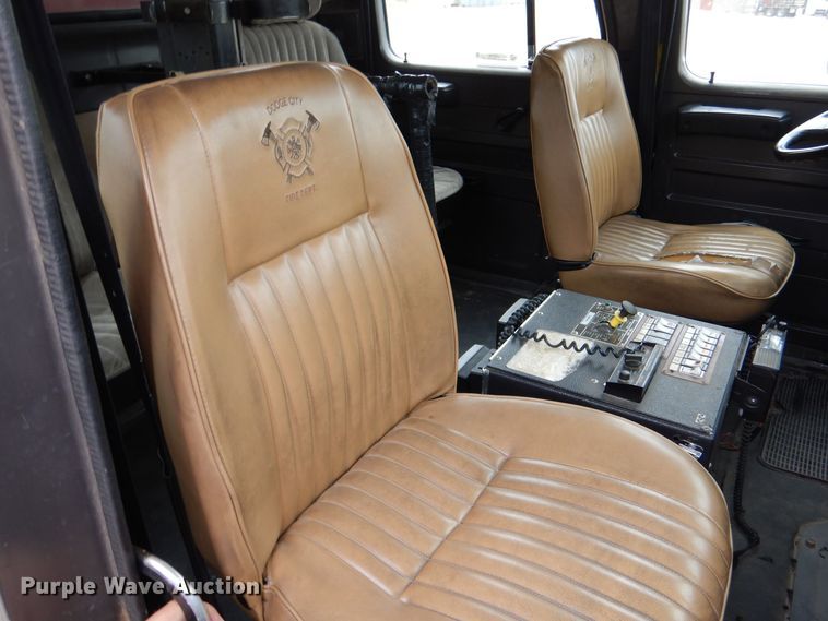 image for item LU9746 1994 International 4900  ladder fire truck