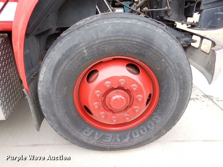 image for item LU9746 1994 International 4900  ladder fire truck