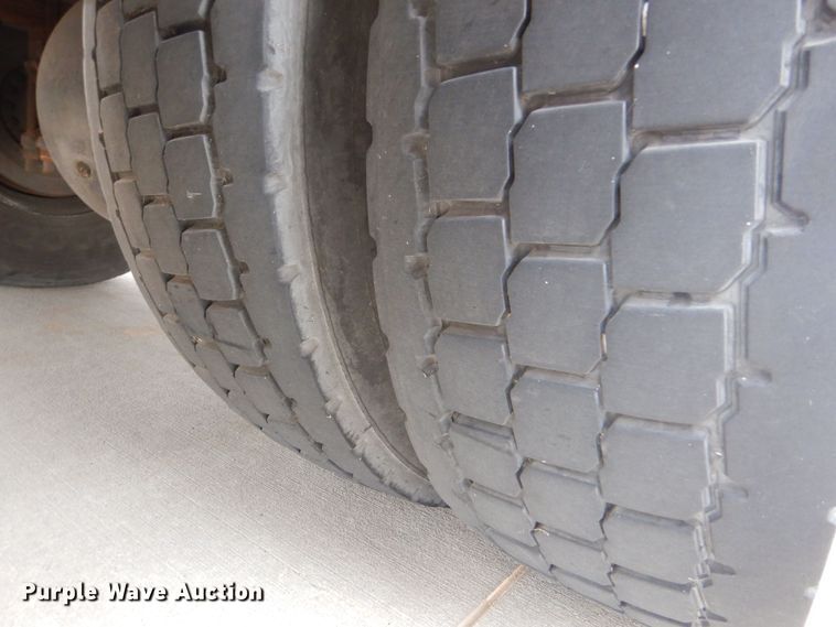 image for item LU9746 1994 International 4900  ladder fire truck