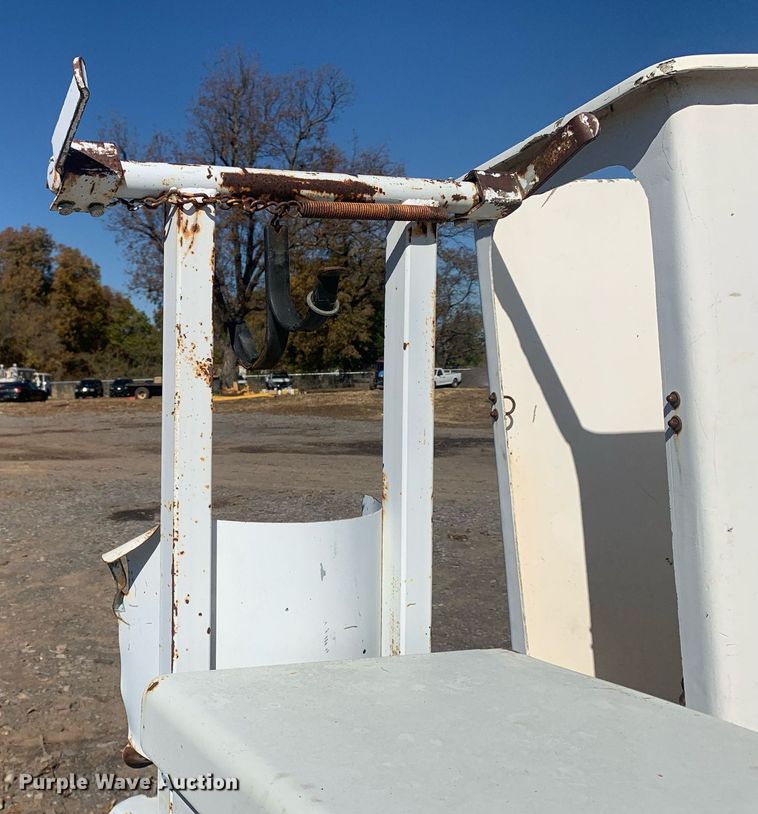 image for item MH9858 1990 Dodge D350 bucket truck