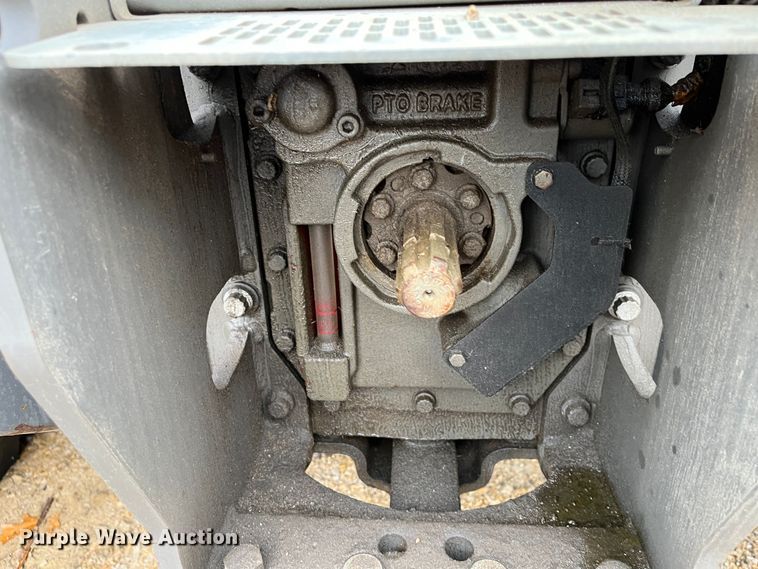 image for item MN9366 2017 Massey Ferguson 5713SL  MFWD tractor