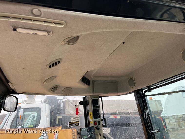 image for item MN9366 2017 Massey Ferguson 5713SL  MFWD tractor