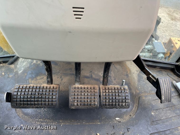 image for item MN9366 2017 Massey Ferguson 5713SL  MFWD tractor