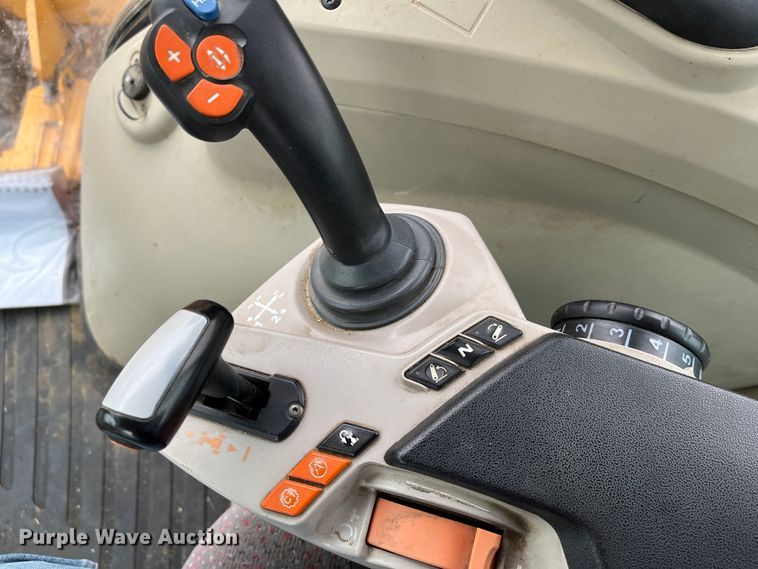 image for item MN9366 2017 Massey Ferguson 5713SL  MFWD tractor