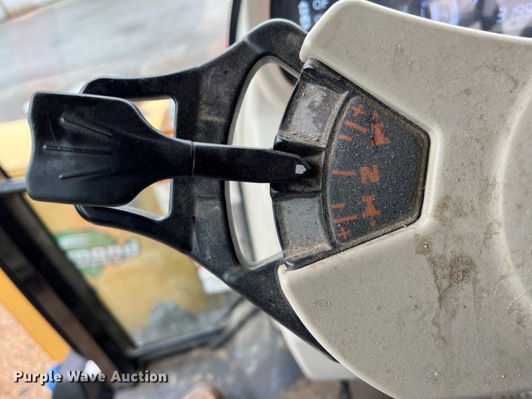 image for item MN9366 2017 Massey Ferguson 5713SL  MFWD tractor