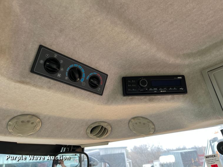 image for item MN9366 2017 Massey Ferguson 5713SL  MFWD tractor