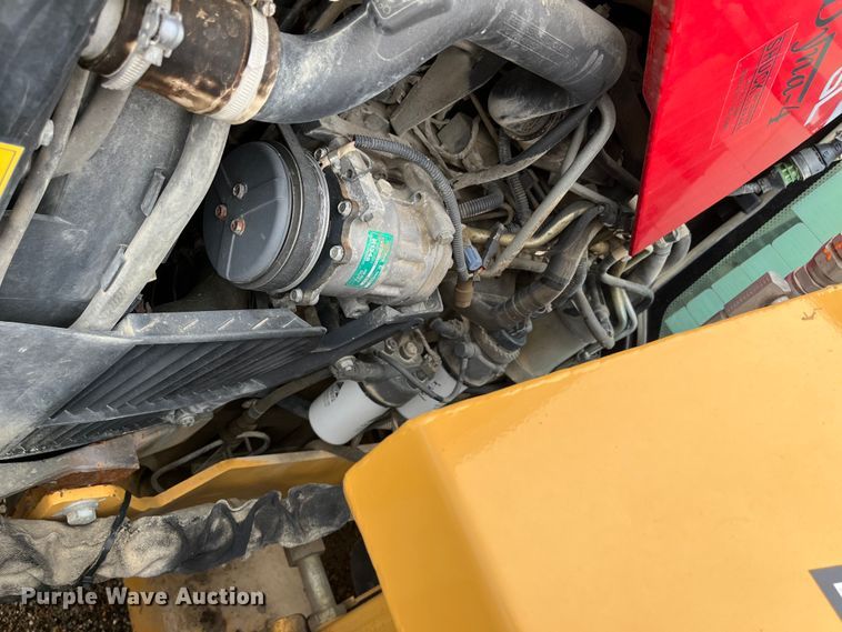 image for item MN9366 2017 Massey Ferguson 5713SL  MFWD tractor