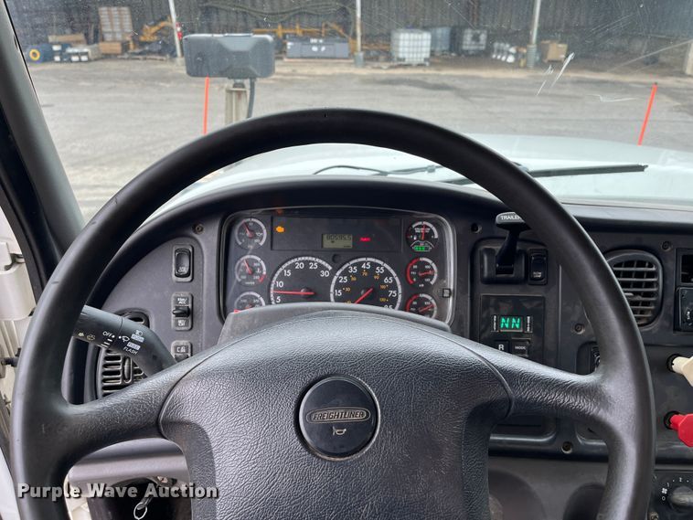 image for item MN9368 2011 Freightliner Business Class M2  flatbed truck