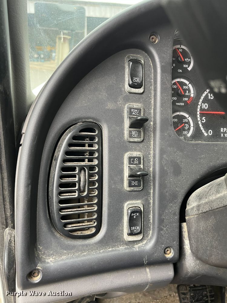 image for item MN9368 2011 Freightliner Business Class M2  flatbed truck