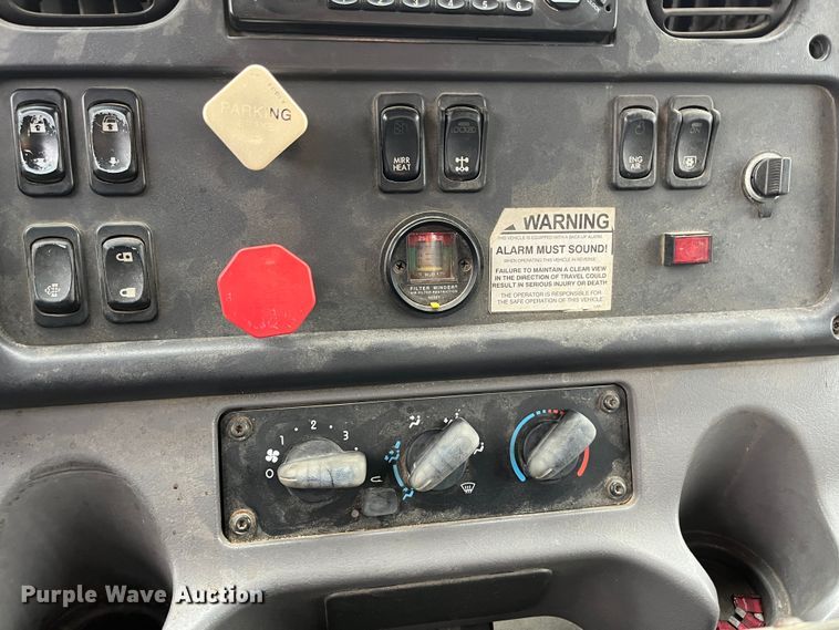 image for item MN9368 2011 Freightliner Business Class M2  flatbed truck