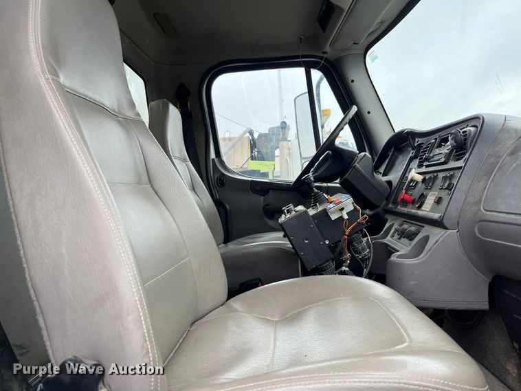 image for item MN9368 2011 Freightliner Business Class M2  flatbed truck