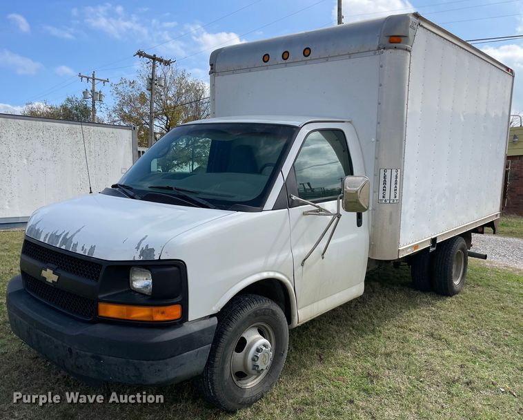 image for item MR9515 2004 Chevrolet Express 3500  box truck