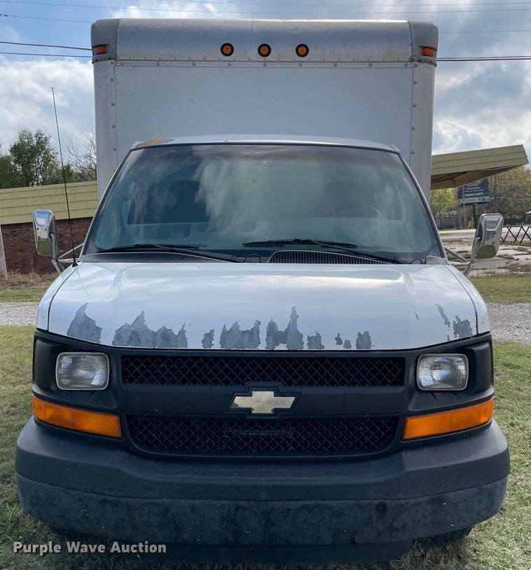 image for item MR9515 2004 Chevrolet Express 3500  box truck