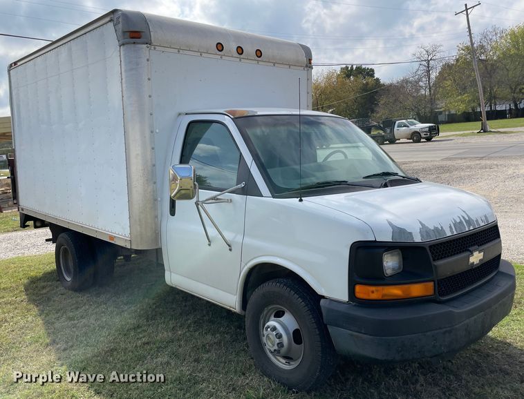image for item MR9515 2004 Chevrolet Express 3500  box truck
