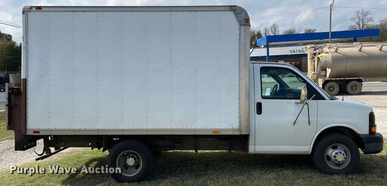 image for item MR9515 2004 Chevrolet Express 3500  box truck