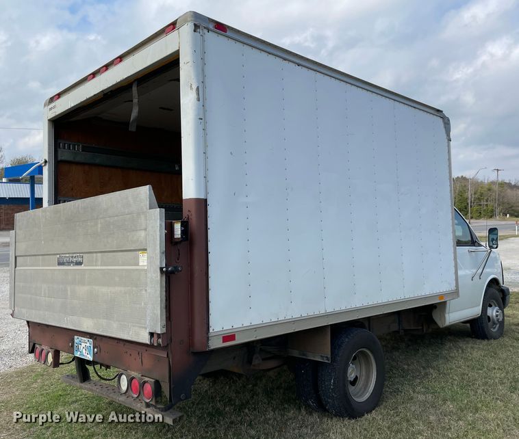 image for item MR9515 2004 Chevrolet Express 3500  box truck