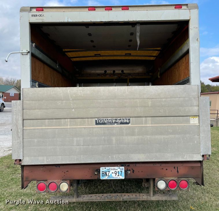 image for item MR9515 2004 Chevrolet Express 3500  box truck