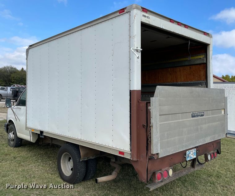 image for item MR9515 2004 Chevrolet Express 3500  box truck
