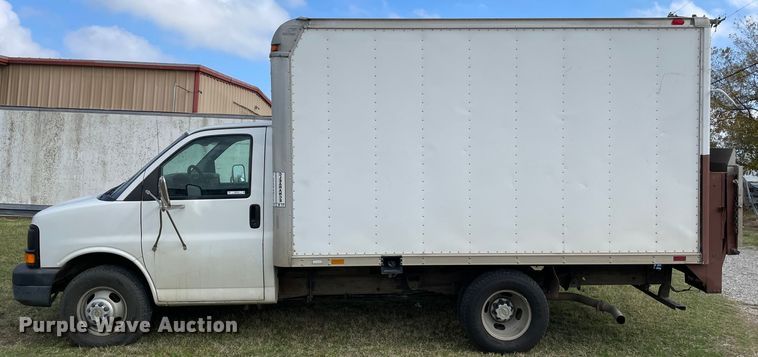 image for item MR9515 2004 Chevrolet Express 3500  box truck