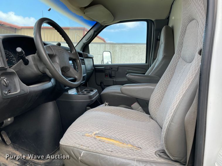 image for item MR9515 2004 Chevrolet Express 3500  box truck