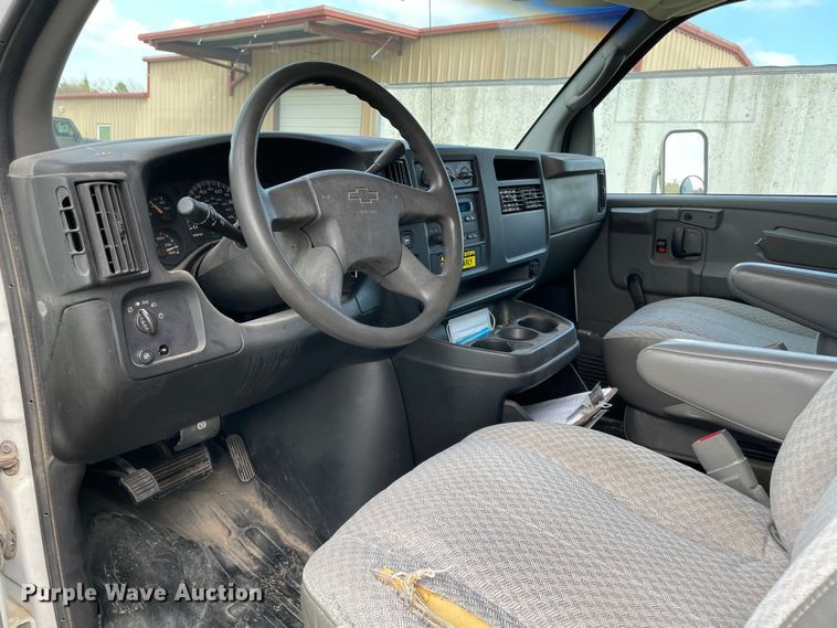 image for item MR9515 2004 Chevrolet Express 3500  box truck