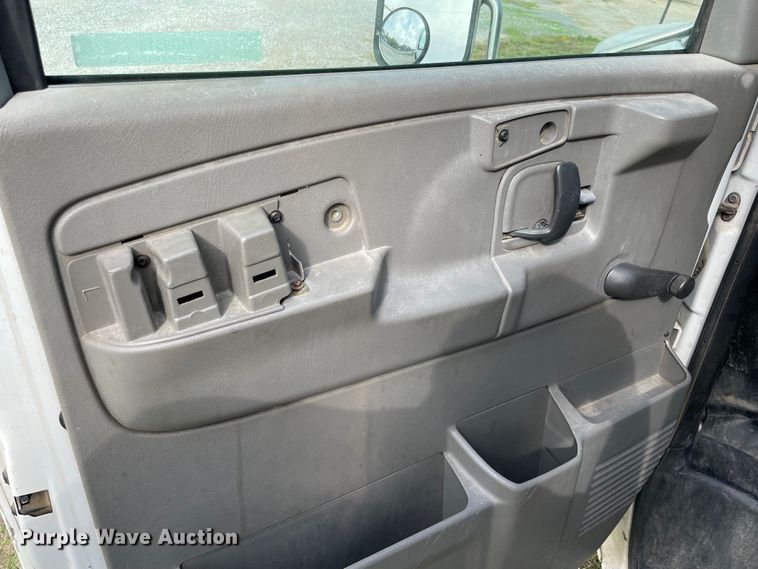 image for item MR9515 2004 Chevrolet Express 3500  box truck