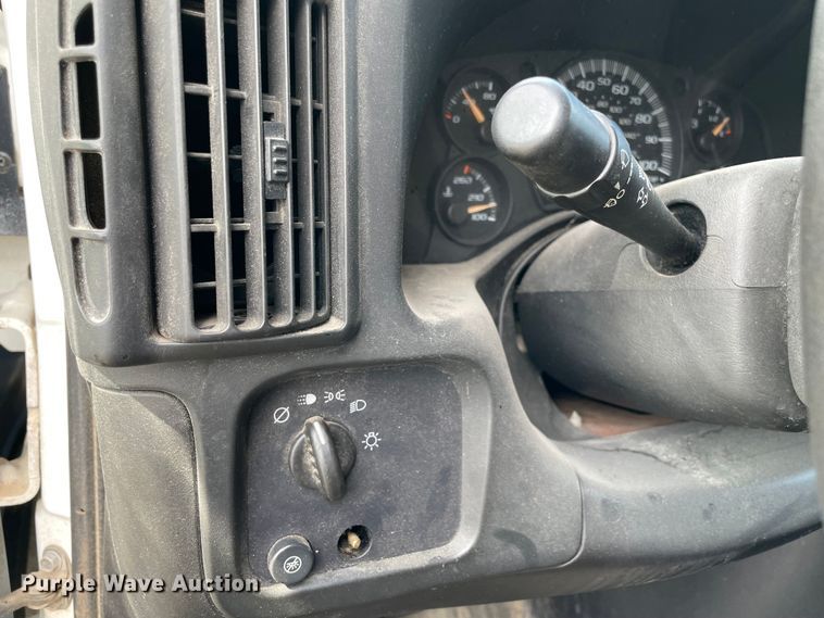 image for item MR9515 2004 Chevrolet Express 3500  box truck