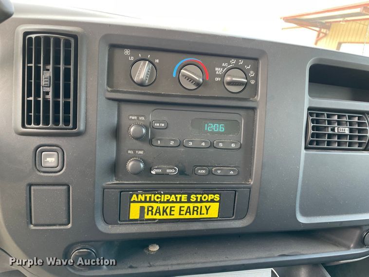 image for item MR9515 2004 Chevrolet Express 3500  box truck