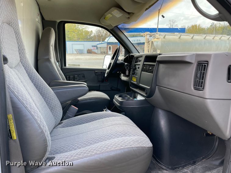 image for item MR9515 2004 Chevrolet Express 3500  box truck