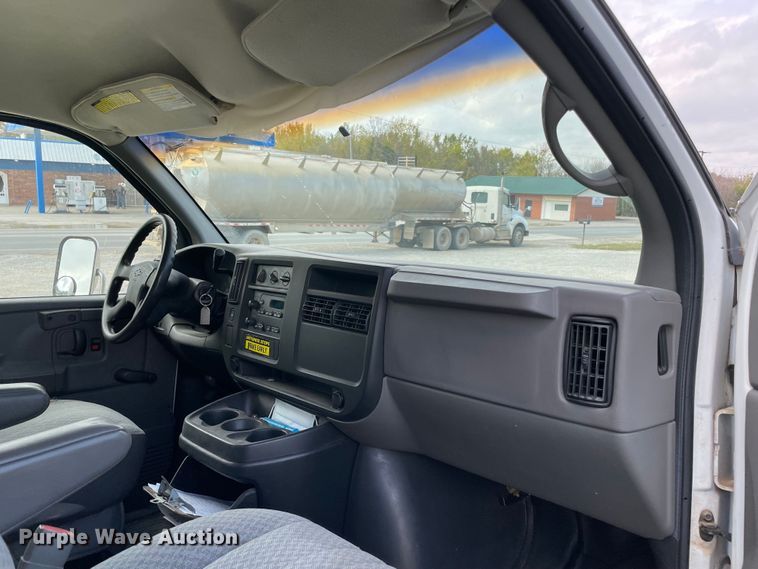 image for item MR9515 2004 Chevrolet Express 3500  box truck