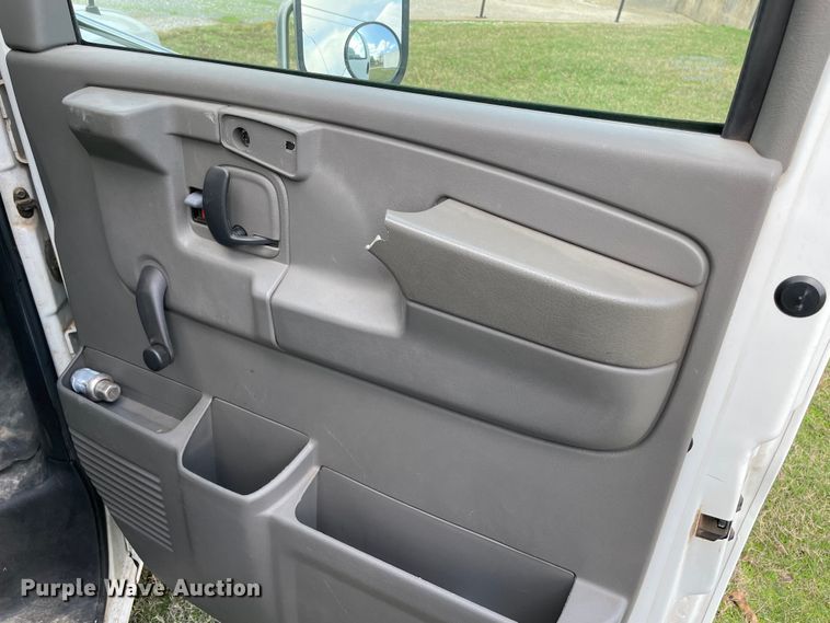 image for item MR9515 2004 Chevrolet Express 3500  box truck