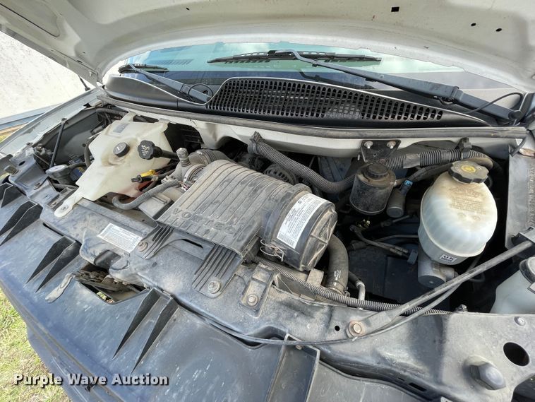 image for item MR9515 2004 Chevrolet Express 3500  box truck