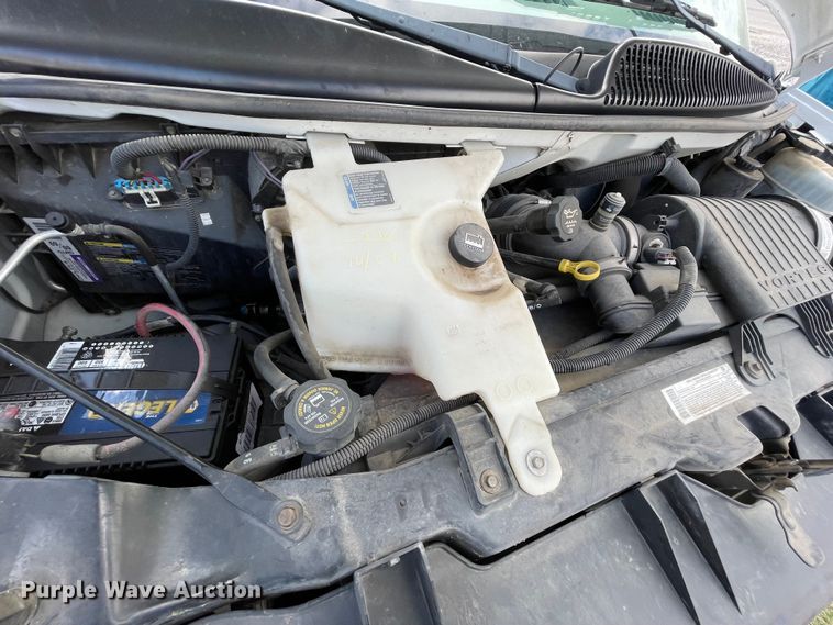 image for item MR9515 2004 Chevrolet Express 3500  box truck