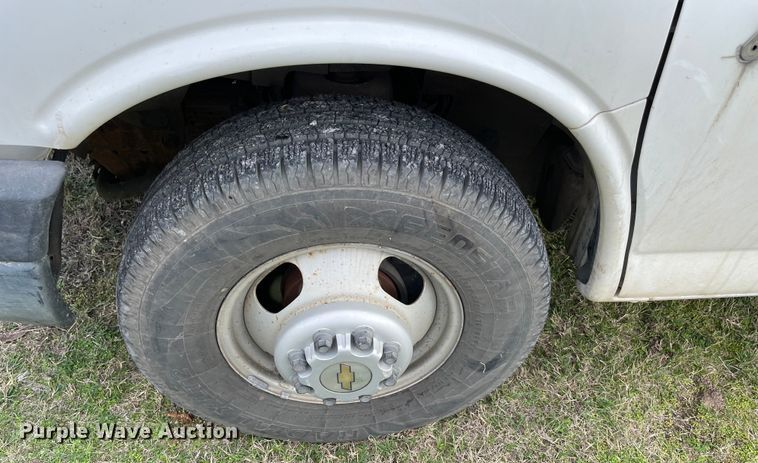 image for item MR9515 2004 Chevrolet Express 3500  box truck