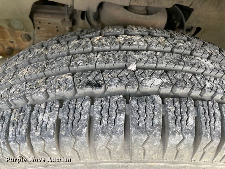 image for item MR9515 2004 Chevrolet Express 3500  box truck