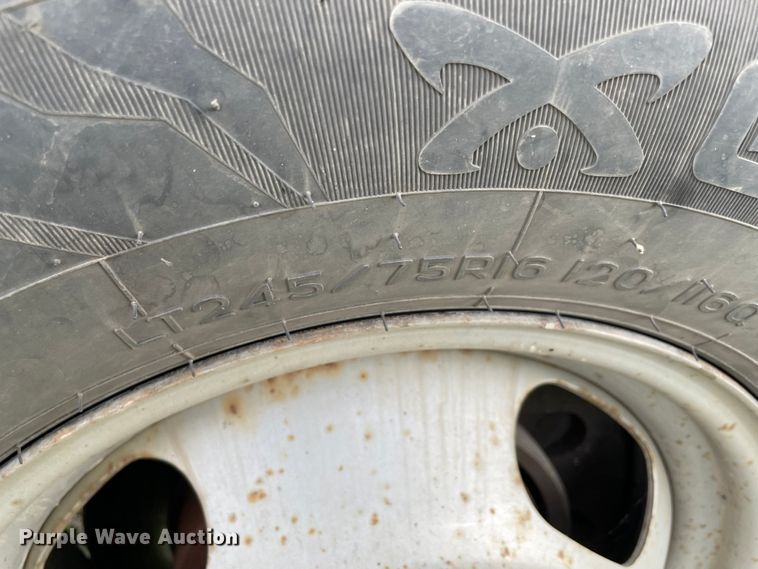 image for item MR9515 2004 Chevrolet Express 3500  box truck