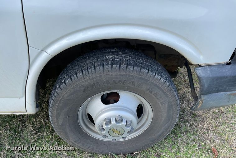 image for item MR9515 2004 Chevrolet Express 3500  box truck