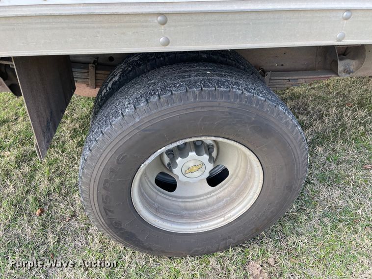 image for item MR9515 2004 Chevrolet Express 3500  box truck
