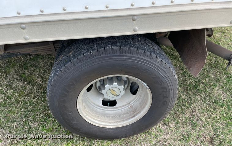 image for item MR9515 2004 Chevrolet Express 3500  box truck
