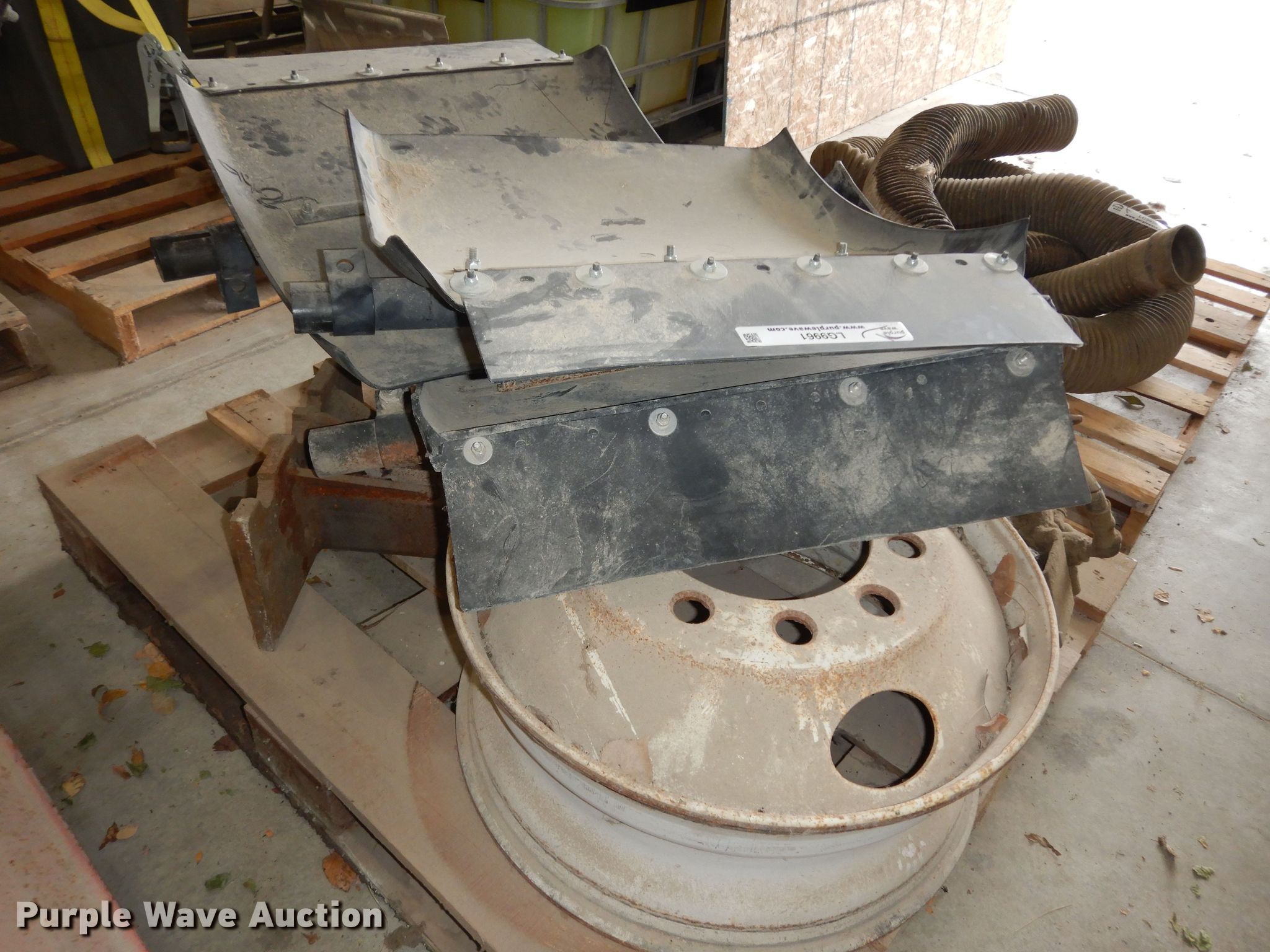 Truck parts in Westmoreland, KS Item LG9961 sold Purple Wave