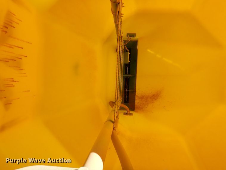 image for item DF8154 2010 John Deere 1890  air seeder