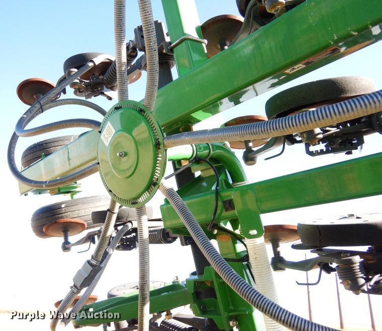 image for item DF8154 2010 John Deere 1890  air seeder