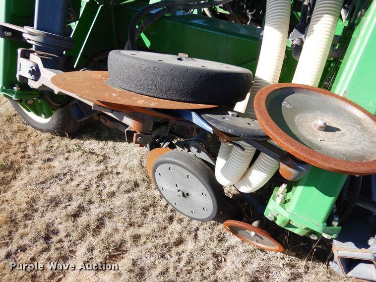 image for item DF8154 2010 John Deere 1890  air seeder